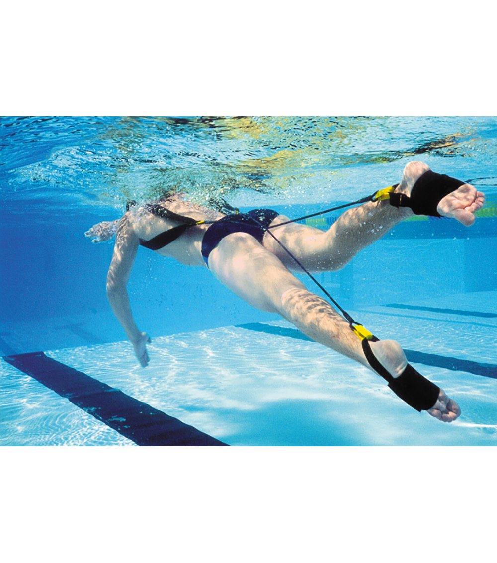 Вода во время плавания. Тренажер Kick Trainer short. Тренажер для плавания в бассейне. Резинка для плавания. Резина для ног для плавания.